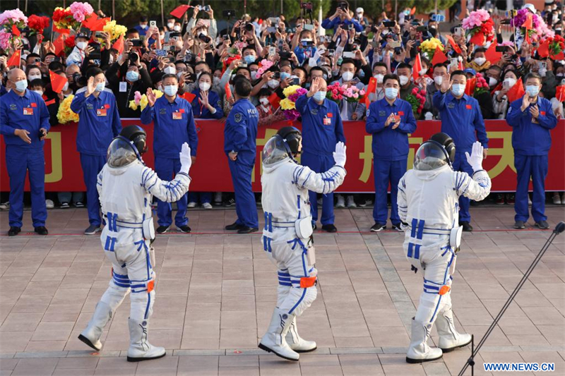 Cérémonie d'au revoir pour les astronautes chinois de la mission Shenzhou-16