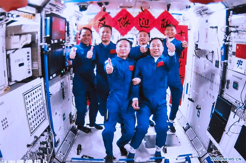 Les astronautes de Shenzhou-16 pénètrent dans le module central de la station spatiale