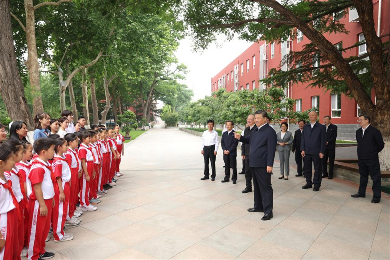 Xi Jinping visite une école à Beijing à l'occasion de la Journée internationale de l'enfance