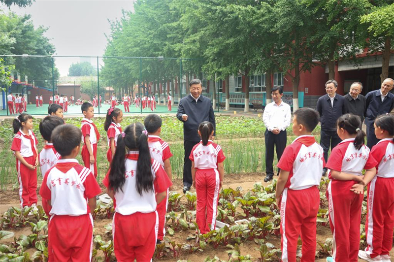 Xi Jinping visite une école à Beijing à l'occasion de la Journée internationale de l'enfance