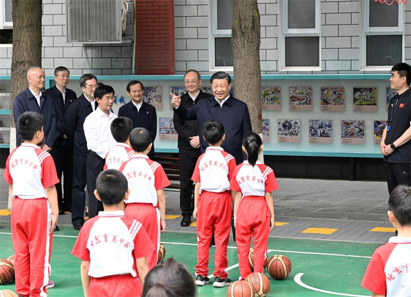 Xi Jinping visite une école à Beijing à l'occasion de la Journée internationale de l'enfance