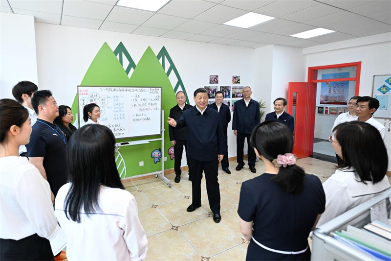 Xi Jinping visite une école à Beijing à l'occasion de la Journée internationale de l'enfance