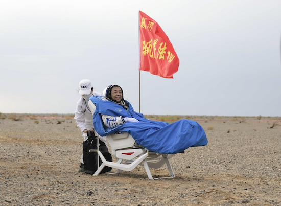 L'astronaute Deng Qingming sort de la capsule de retour du vaisseau spatial habité Shenzhou-15, sur le site d'atterrissage Dongfeng, dans la région autonome de Mongolie intérieure, dans le nord de la Chine, le 4 juin 2023. (Photo : Li Zhipeng)