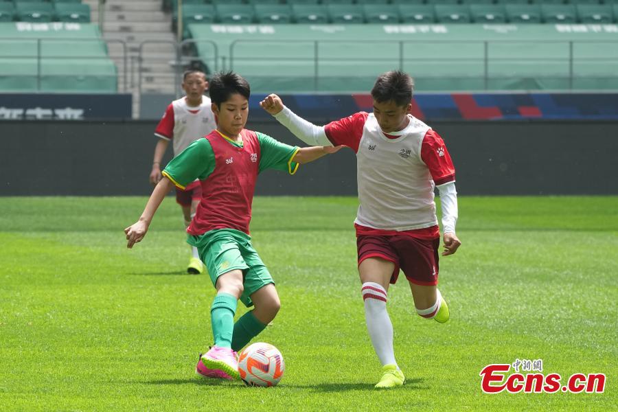 Tibet : 40 enfants tibétains jouent au football avec leurs pairs à Beijing