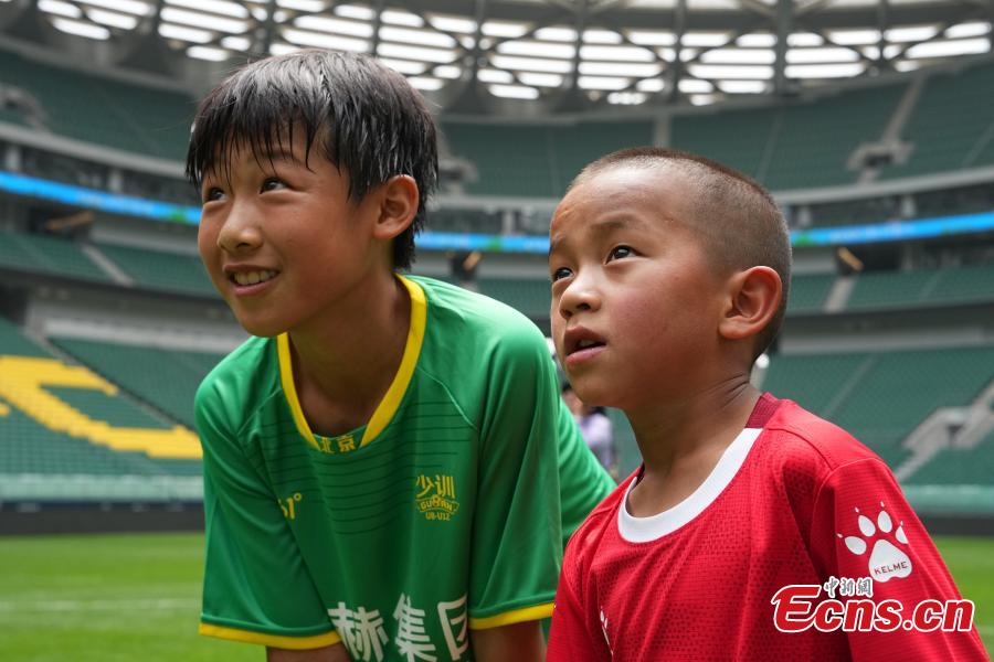 Tibet : 40 enfants tibétains jouent au football avec leurs pairs à Beijing