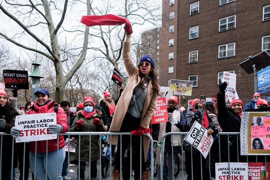 Photo montrant des manifestants à l'extérieur de l'h?pital Mont Sinai à Manhattan, dans la ville de New York, aux Etats-Unis, le 11 janvier 2023, des milliers d'infirmiers et infirmières de New York faisant grève contre le manque de personnels, des salaires bas, entre autres. (Xinhua/Ziyu Julian Zhu)