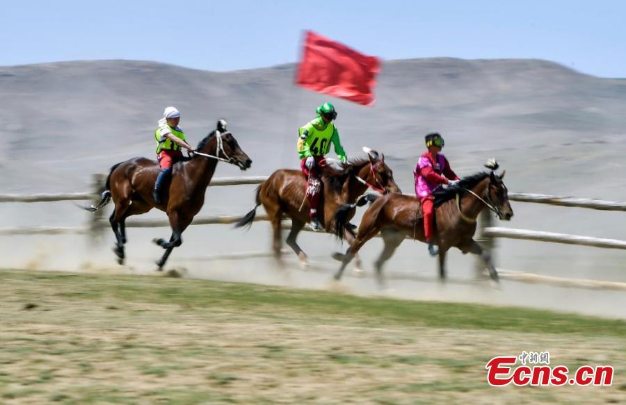 Xinjiang : une?course de chevaux attire les touristes