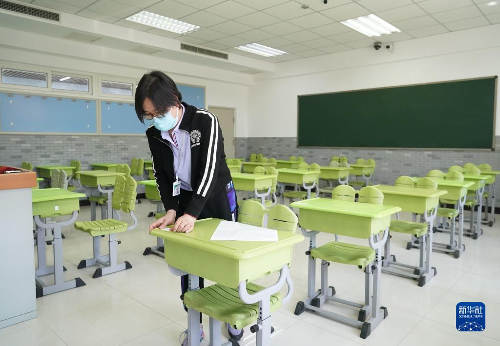 Le 6 juin, les examinateurs ont arrangé?une salle d'examen au centre d'examen de l'école secondaire affiliée à l'Université agricole de Chine à?Beijing. （Photo / Xinhua）