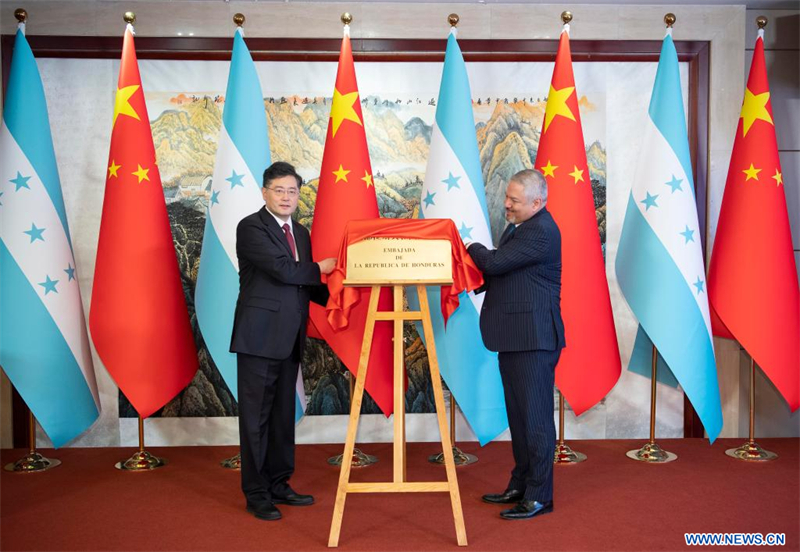  Le conseiller d'Etat et ministre des Affaires étrangères de la Chine, Qin Gang, assiste à la cérémonie d'inauguration de l'ambassade de la République du Honduras avec le ministre hondurien des Affaires étrangères, Enrique Reina, actuellement en visite dans le pays, à Beijing, capitale chinoise, le 11 juin 2023. (Photo : Li Tao)