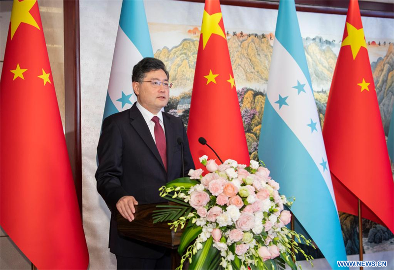  Le conseiller d'Etat et ministre des Affaires étrangères de la Chine, Qin Gang, prend la parole lors de la cérémonie d'inauguration de l'ambassade de la République du Honduras, à Beijing, capitale chinoise, le 11 juin 2023. M. Qin a assisté dimanche à la cérémonie d'inauguration de l'ambassade de la République du Honduras, à Beijing, avec le ministre hondurien des Affaires étrangères, Enrique Reina, actuellement en visite dans le pays. (Photo : Li Tao)