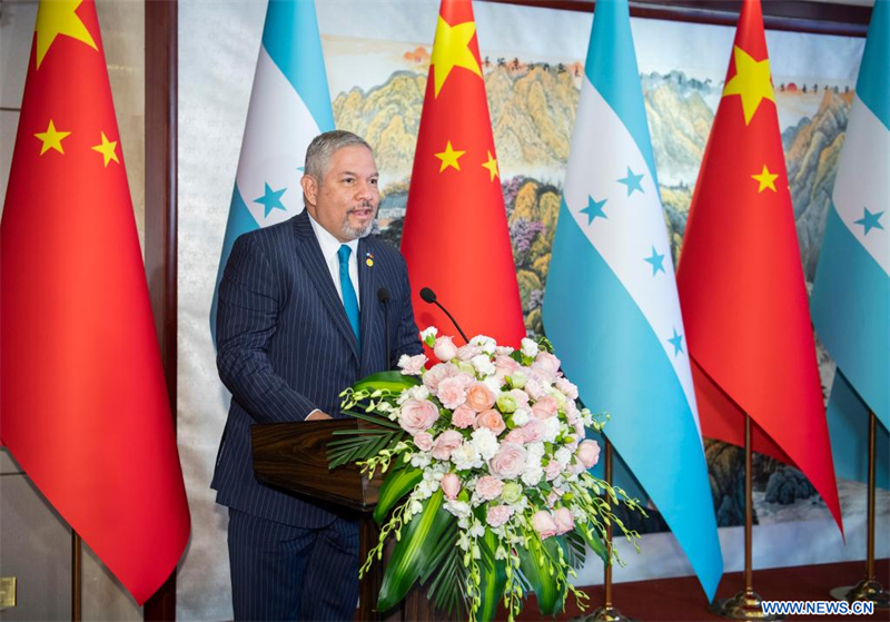  Le ministre hondurien des Affaires étrangères, Enrique Reina, prend la parole lors de la cérémonie d'inauguration de l'ambassade de la République du Honduras, à Beijing, capitale chinoise, le 11 juin 2023. Le conseiller d'Etat et ministre des Affaires étrangères de la Chine, Qin Gang, a assisté dimanche à la cérémonie d'inauguration de l'ambassade de la République du Honduras, à Beijing, avec le ministre hondurien des Affaires étrangères, Enrique Reina, actuellement en visite dans le pays. (Photo : Li Tao)