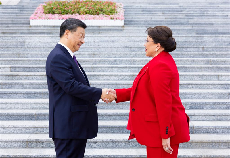 Xi Jinping s'entretient avec la présidente du Honduras