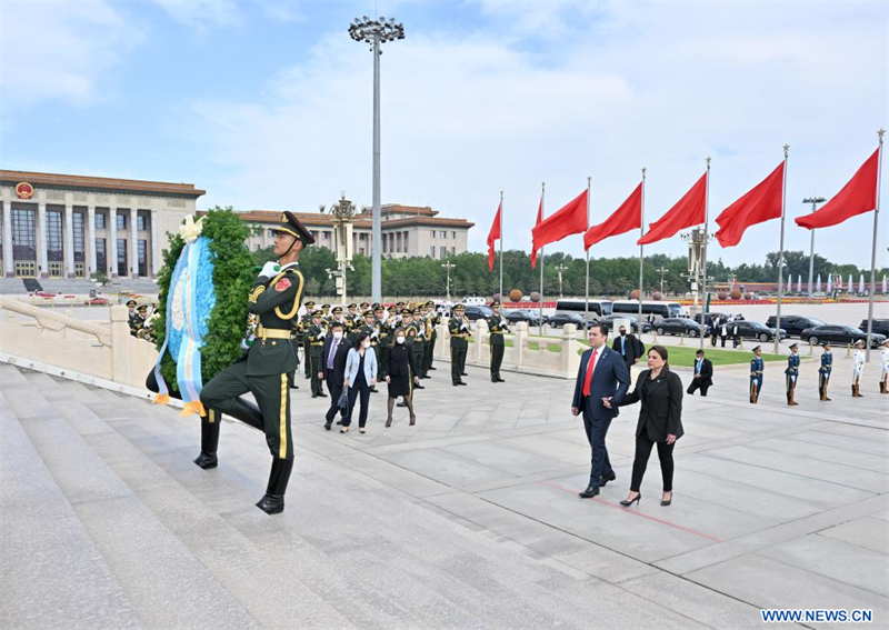 Chine : la présidente du Honduras rend hommage aux Héros du peuple