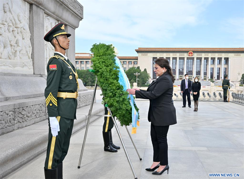 Chine : la présidente du Honduras rend hommage aux Héros du peuple