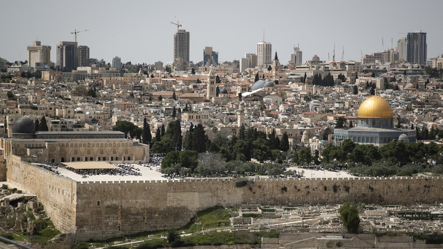 Des musulmans participent à une prière durant le Ramadan dans le complexe de la mosquée Al-Aqsa dans la vieille ville de Jérusalem, le 24 mars 2023. (Xinhua / Chen Junqing)