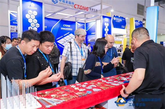 Le 22 mai, lors de l'Exposition internationale de l'industrie des fixations de Chine 2023 à Shanghai, des acheteurs chinois et étrangers se consultent sur la situation des produits sur le stand. (Photo / afastener.comafastener.com)