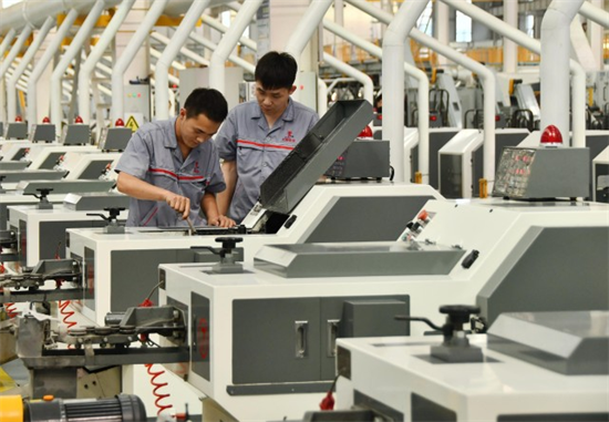 Dans une entreprise de production de fixations du district de Yongnian, à Handan, dans la province du Hebei (nord de la Chine), des ouvriers sont occupés sur la cha?ne de production. (Photo / afastener.com)