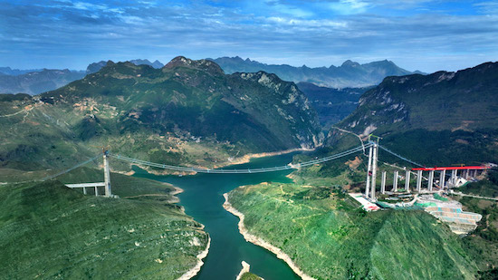 Photo montrant une section de pont d'une autoroute construite au-dessus de la rivière Zangke dans la province du Guizhou (sud-ouest de la Chine). (Photo publiée avec l'aimable autorisation de l'interviewé)