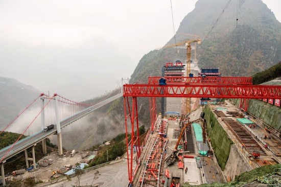 Photo montrant le pont Wumengshan, une section de l'autoroute Nayong-Qinglong. (Photo publiée avec l'aimable autorisation de l'interviewé)