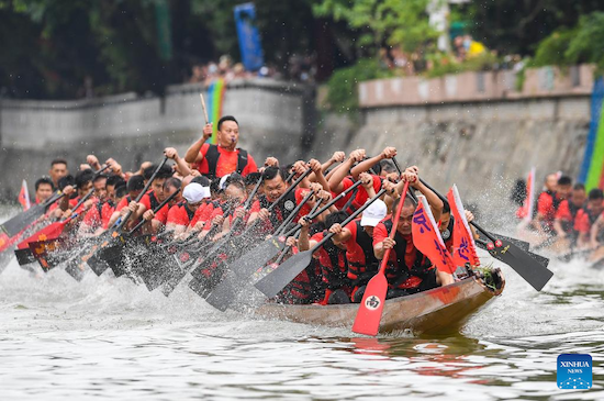 Guangdong : la ville de Guangzhou organise une course pour célébrer la fête des Bateaux-Dragons