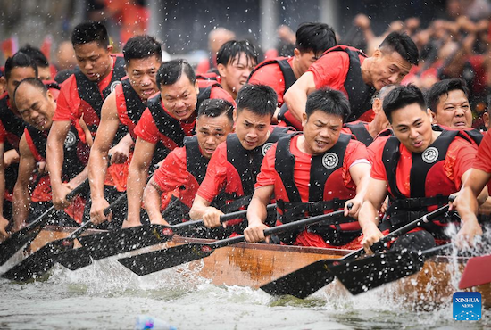 Guangdong : la ville de Guangzhou organise une course pour célébrer la fête des Bateaux-Dragons