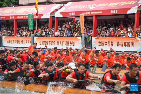 Guangdong : la ville de Guangzhou organise une course pour célébrer la fête des Bateaux-Dragons