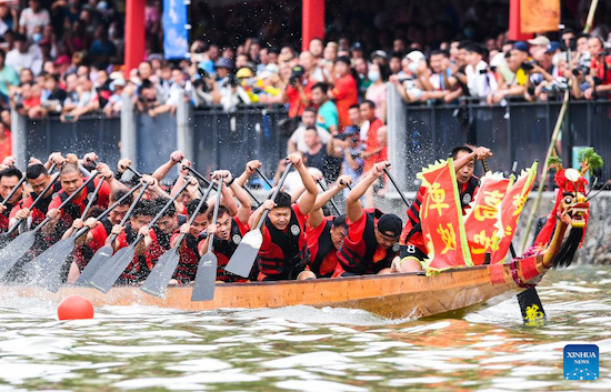 Guangdong : la ville de Guangzhou organise une course pour célébrer la fête des Bateaux-Dragons