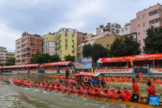 Guangdong : la ville de Guangzhou organise une course pour célébrer la fête des Bateaux-Dragons