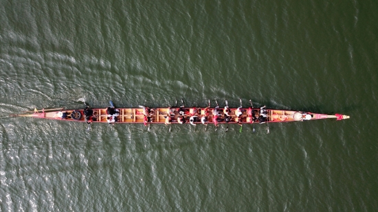 Les courses de bateaux-dragons sont un élément incontournable de la fête des bateaux-dragons. [Photo/Xinhua]