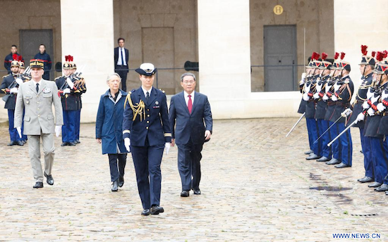 Le Premier ministre chinois Li Qiang, accompagné de son homologue fran?aise Elisabeth Borne, passe en revue la Garde républicaine de France dans la cour des Invalides à Paris, en France, le 22 juin 2023. (Xinhua/Huang Jingwen)