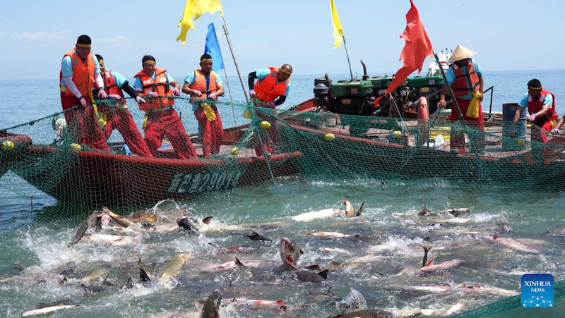 Xinjiang : un festival de la pêche organisé pour saluer la nouvelle saison de pêche