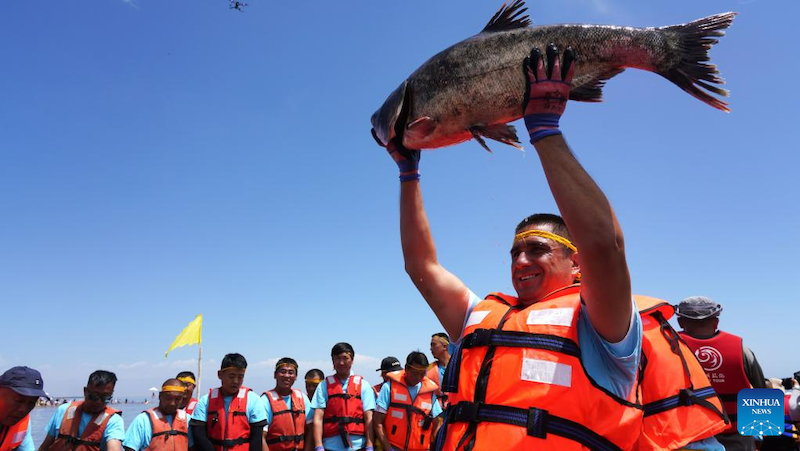 Xinjiang : un festival de la pêche organisé pour saluer la nouvelle saison de pêche