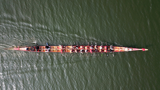 Les courses de bateaux-dragons sont un élément incontournable de la fête des bateaux-dragons. (Photo/Xinhua)