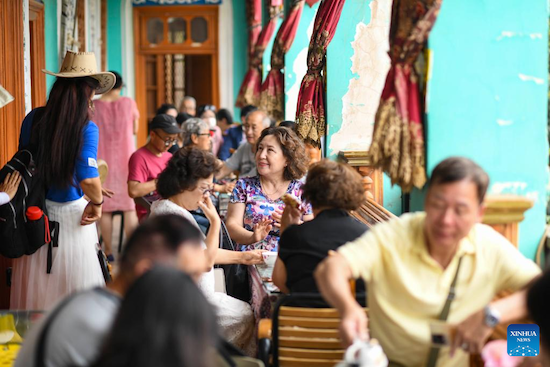 Les habitants profitent de leur temps libre pour se retrouver dans une maison de thé dans la vieille ville de Kashgar située dans la région autonome ou?goure du Xinjiang. Photo prise le 13 juin 2023. (Xinhua/ Hu Huhu)