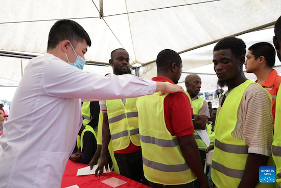 Les médecins du 12e groupe de l'équipe médicale chinoise au Ghana fournissent des services cliniques gratuits à des travailleurs ghanéens et chinois à Accra, capitale du Ghana, le 22 juin 2023. (Seth / Xinhua)