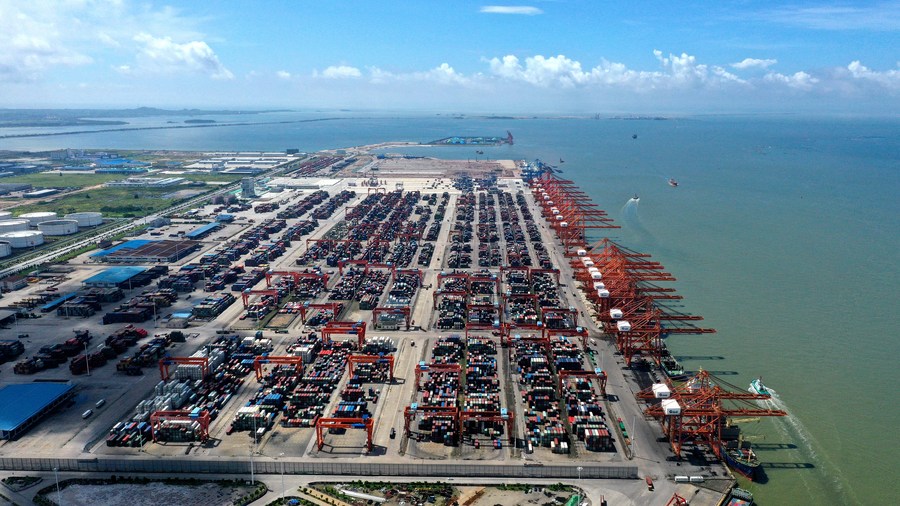 Vue aérienne du terminal de conteneurs du port de Qinzhou, dans la région autonome Zhuang du Guangxi, dans le sud de la Chine, le 9 juillet 2022.  (Xinhua/Zhang Ailin)