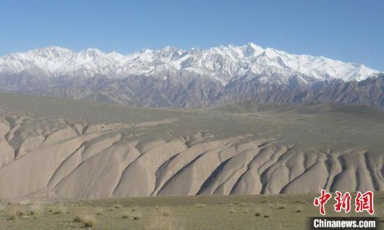 Un paysage du plateau de loess dans les monts Kunlun de l’Ouest, sur le plateau Qinghai-Tibet. (Photo / China News Service)