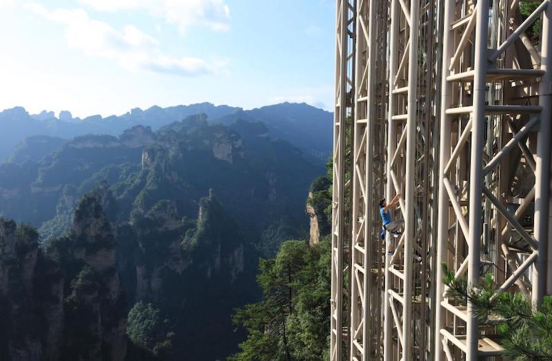 L'? homme-araignée ? fran?ais escalade l'? Echelle Céleste de Bailong ? à Zhangjiajie