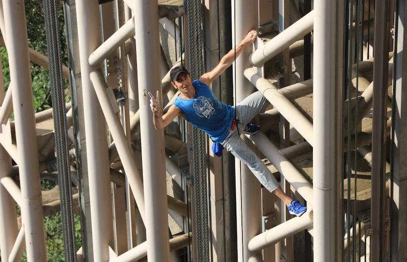 L'? homme-araignée ? fran?ais escalade l'? Echelle Céleste de Bailong ? à Zhangjiajie