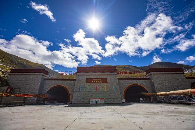 Vue extérieure du tunnel de Kyuga La sur la voie express S5 Lhassa-Zedang au Tibet. Photo de Liu Hongming, Agence de presse Xinhua