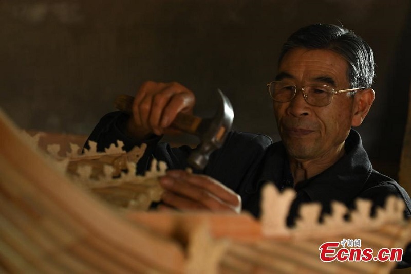 Gansu : un artisan de 70 ans crée une tourelle miniature de la Cité Interdite de Beijing