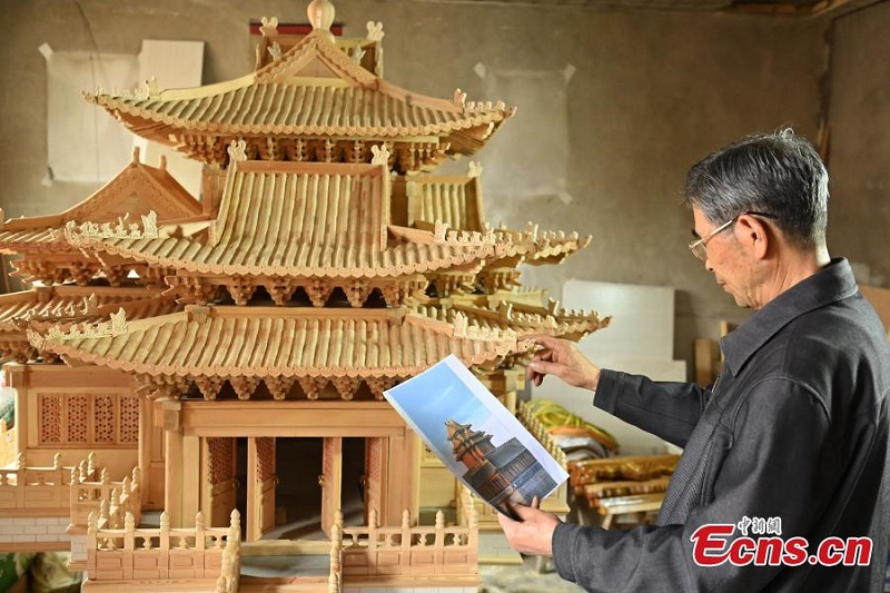 Gansu : un artisan de 70 ans crée une tourelle miniature de la Cité Interdite de Beijing