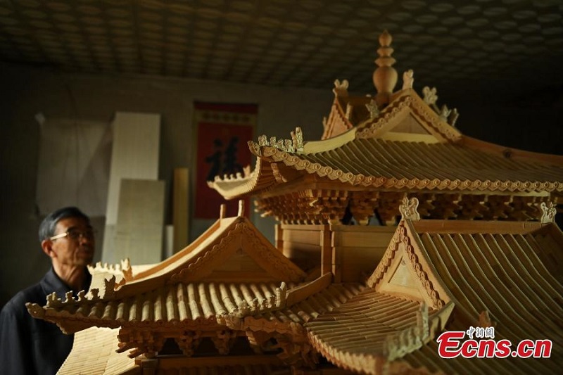 Gansu : un artisan de 70 ans crée une tourelle miniature de la Cité Interdite de Beijing