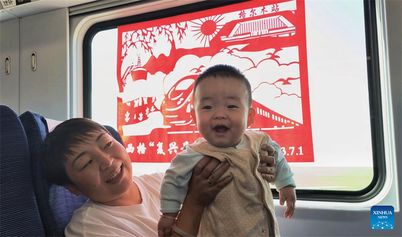 Lancement des trains à grande vitesse sur la section Xining-Golmud du chemin de fer Qinghai-Tibet