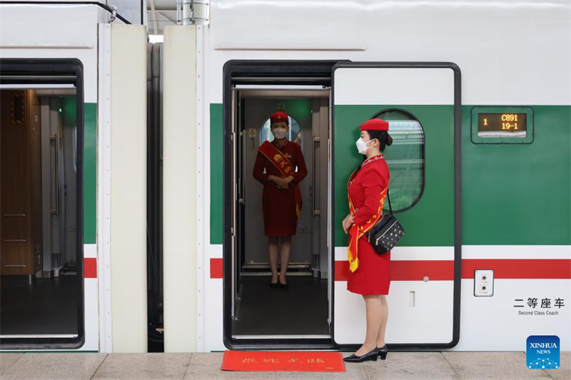 Lancement des trains à grande vitesse sur la section Xining-Golmud du chemin de fer Qinghai-Tibet