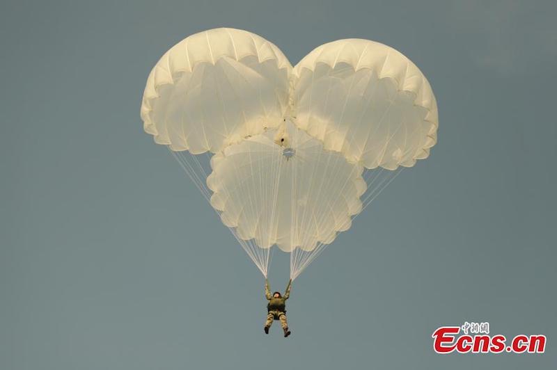 Les soldats des opérations spéciales de l'armée chinoise s'entra?nent au parachutisme