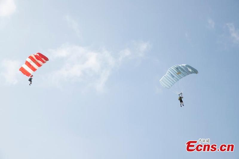 Les soldats des opérations spéciales de l'armée chinoise s'entra?nent au parachutisme