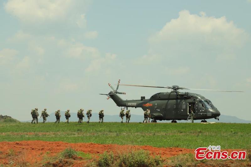 Les soldats des opérations spéciales de l'armée chinoise s'entra?nent au parachutisme