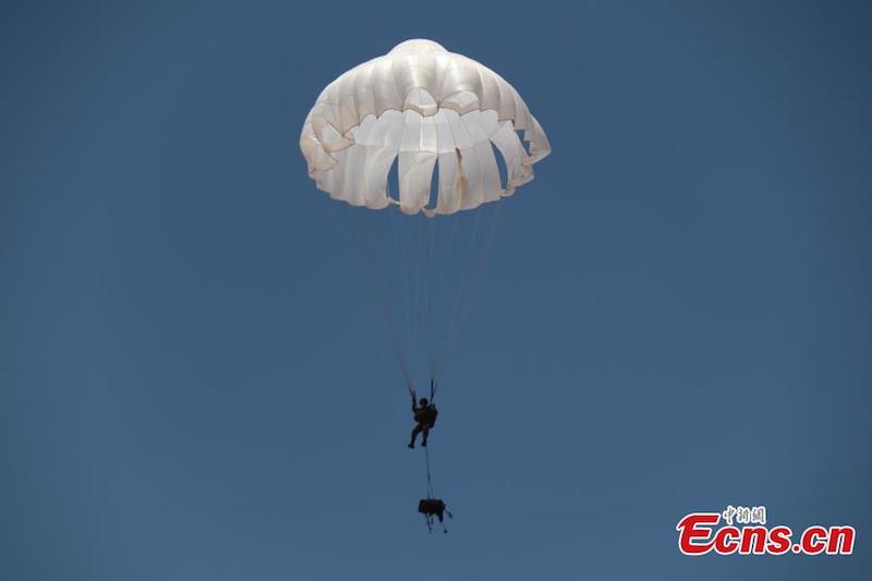 Les soldats des opérations spéciales de l'armée chinoise s'entra?nent au parachutisme