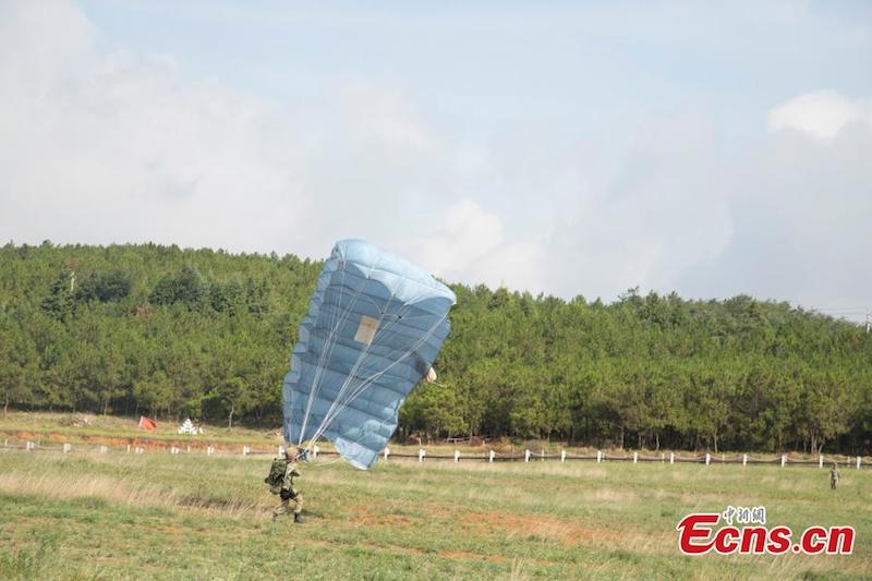 Les soldats des opérations spéciales de l'armée chinoise s'entra?nent au parachutisme